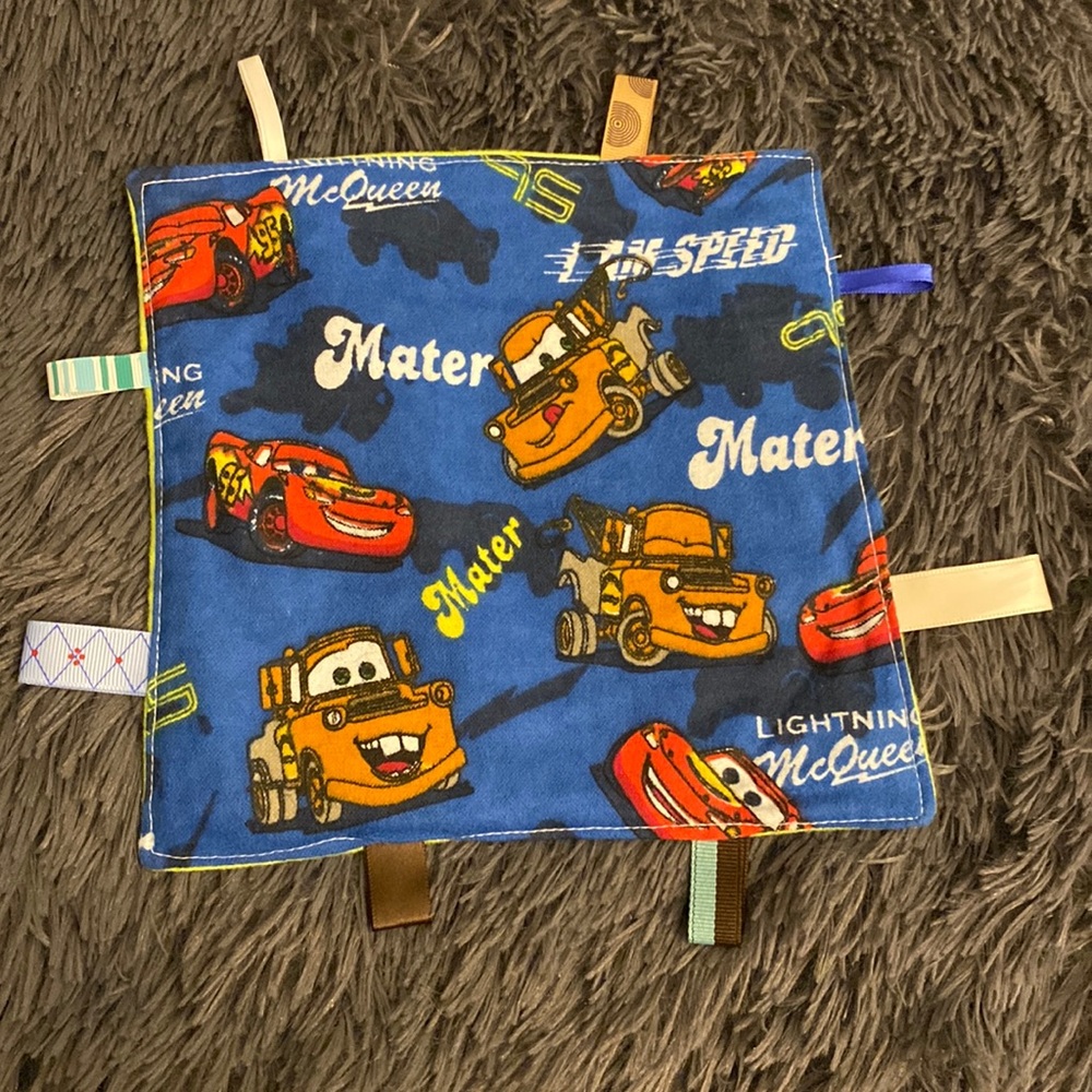 Crinkle tag toy -CARS PRINT